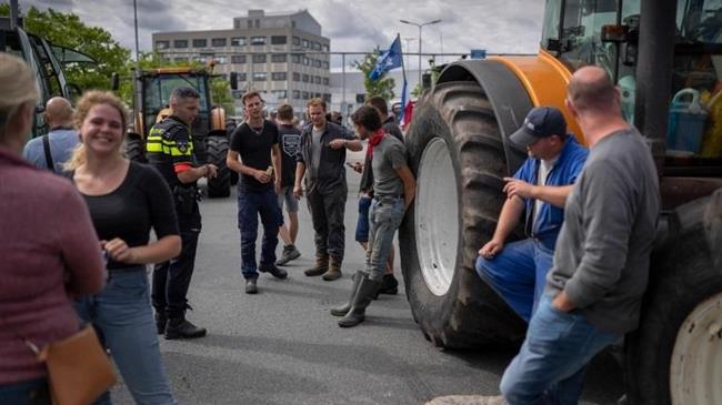 Ολλανδία: Αγρότες και κτηνοτρόφοι απέκλεισαν αλυσίδες τροφίμων διαμαρτυρόμενοι για τα κυβερνητικά σχέδια