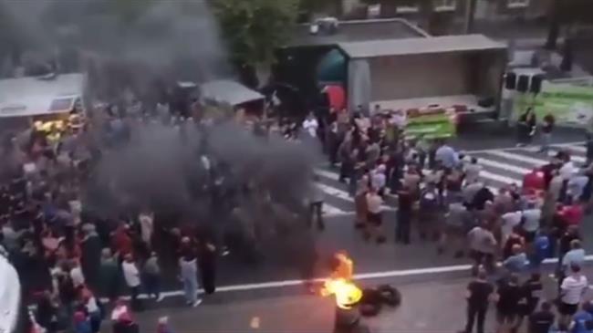 Βέλγοι αγρότες απέκλεισαν δημαρχείο και έβαλαν έξω φωτιές