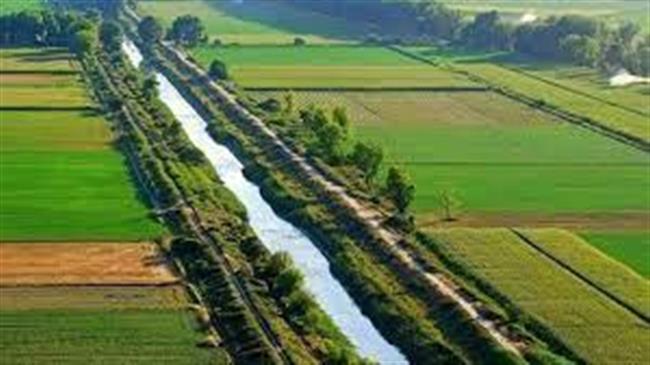 Μονοπάτια ηλιακών συλλεκτών τα κανάλια της άρδευσης