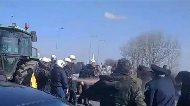 ΣΥΡΙΖΑ Π-Σ: οι δυνάμεις των ΜΑΤ υποδέχθηκαν τους αγρότες κάνοντας χρήση χημικών