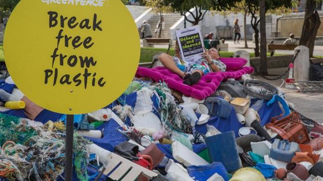 Greenpeace - Παγκόσμια Συνθήκη για τα Πλαστικά: πρέπει να μειώνει την παραγωγή πλαστικού, αλλιώς θα αποτύχει