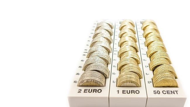 Ξεκινούν οι μειώσεις στις τραπεζικές προμήθειες: Τι αλλάζει;