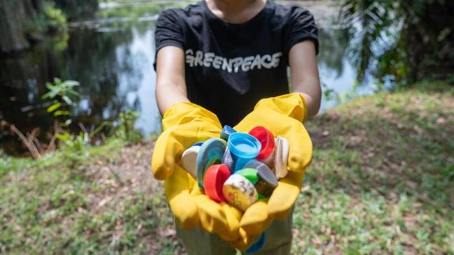 Ανάλυση Greenpeace: Η ΕΕ επιδιώκει να αυξήσει την εμπορία πλαστικών μιας χρήσης