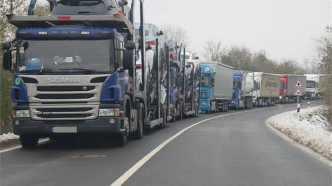 Ουρές χιλιομέτρων από φορτηγά στα Ουκρανικά σύνορα λόγω διαμαρτυριών