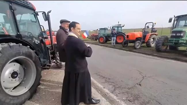 Γαλλία: Ρωμαιοκαθολικός παπάς ευλογεί τα μπλόκα των αγροτών