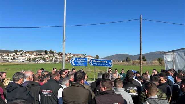 Στο μπλόκο του Κάστρου Βοιωτίας πήγε ο Λευτέρης Αυγενάκης και συζήτησε με τους αγρότες