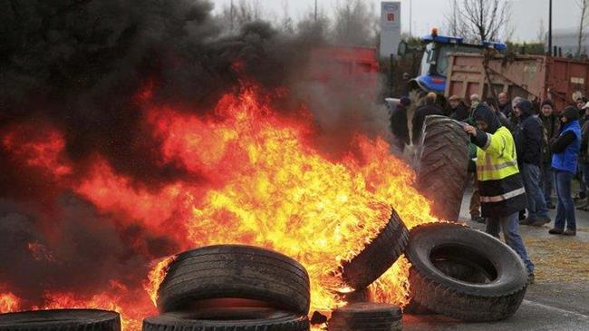 Γάλλοι αγρότες: Μπλοκάρουν τις παραδόσεις στα σούπερ μάρκετ