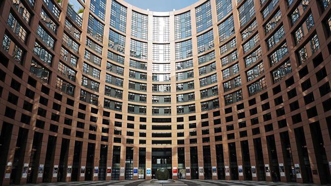 Ευρωπαϊκή Επιτροπή: Η Ελλάδα υπολείπεται σε βασικούς τομείς, κινδυνεύει με νέα πρόστιμα