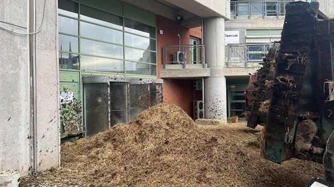 Έριξαν άχυρα και κοπριά στο κτήριο της Περιφέρειας Στερεάς Ελλάδας