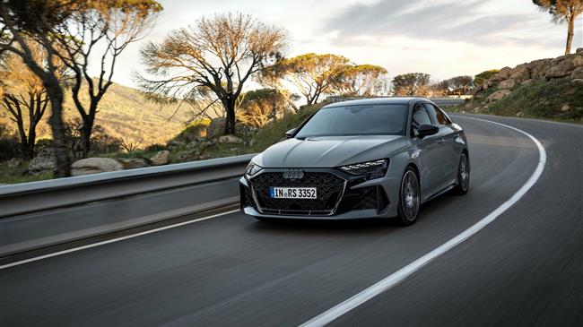 Τα νέα Audi RS3 Sportback και SportSedan μαγνητίζουν τα βλέμματα