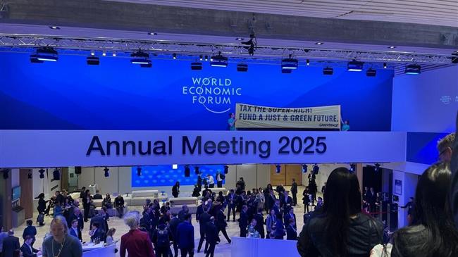 Greenpeace: Ακτιβιστές σε ειρηνικές διαμαρτυρίες στο Νταβός ζητούν από τις κυβερνήσεις να φορολογήσουν τους υπερπλούσιους