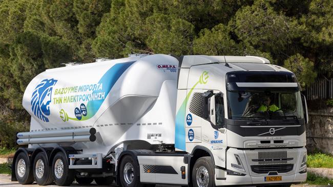 Η Volvo Trucks φέρνει στην Ελλάδα τα πρώτα ηλεκτρικά φορτηγά μεταφοράς τσιμέντου σε συνεργασία με τον Όμιλο ΗΡΑΚΛΗΣ