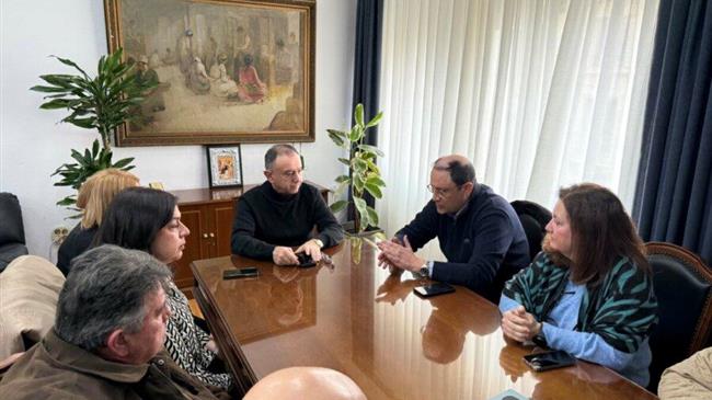 Δεσμεύσεις για επιδόματα και προσλήψεις στη συνάντηση Κέλλα-ΠΕΚΔΥ