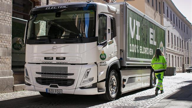 Η Volvo Trucks και ο σεφ Marcus Samuelsson συνεργάζονται για τη μείωση των εκπομπών ρύπων στις μεταφορές τροφίμων