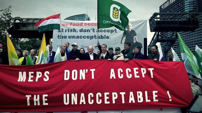 200 αγρότες, 40 τρακτέρ και μια κόκκινη γραμμή απέναντι στην Κομισιόν