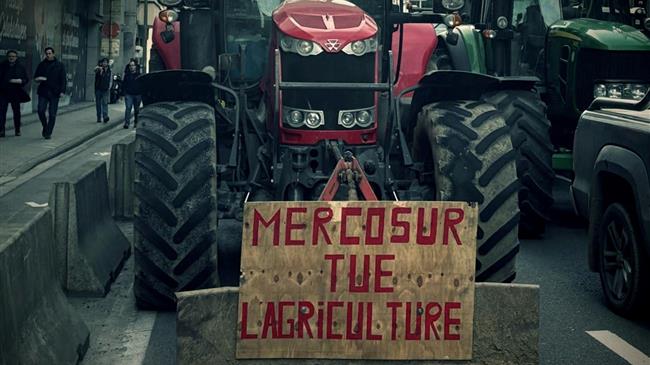 Χάος στις Βρυξέλλες: Φωτιές, καπνογόνα και δακρυγόνα στη μεγάλη συγκέντρωση των αγροτών